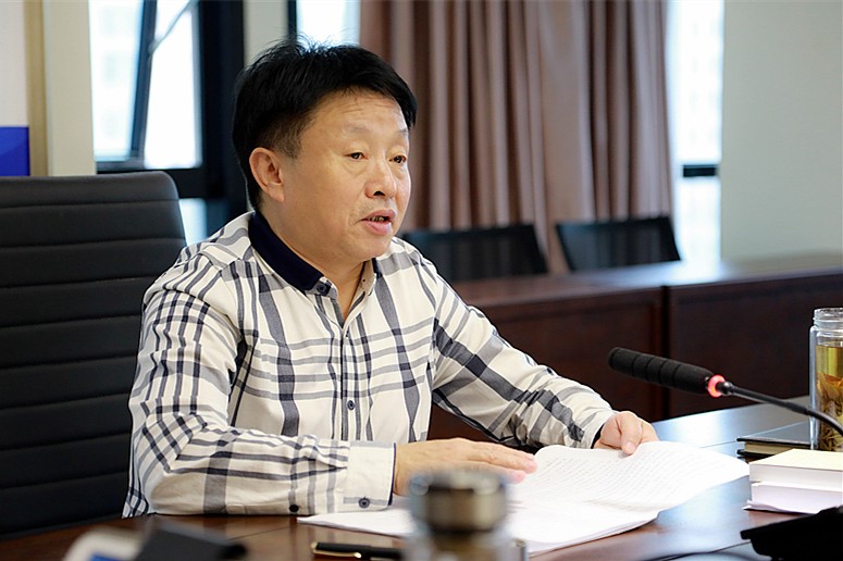 熊良虎主持召开党委中心组（扩大）进建会 钻研部署深入鼎新沉点工作