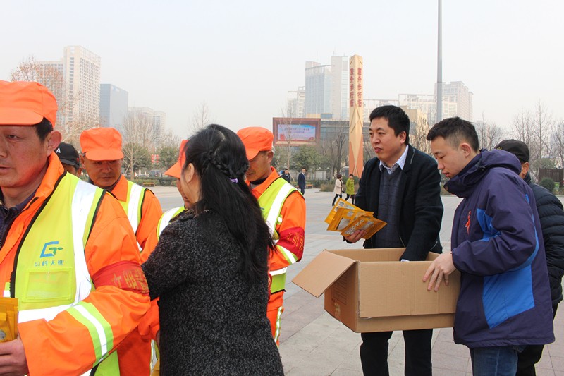 陕西EVO厅集团发展“关爱环卫工人●暖心送口罩”公益活动