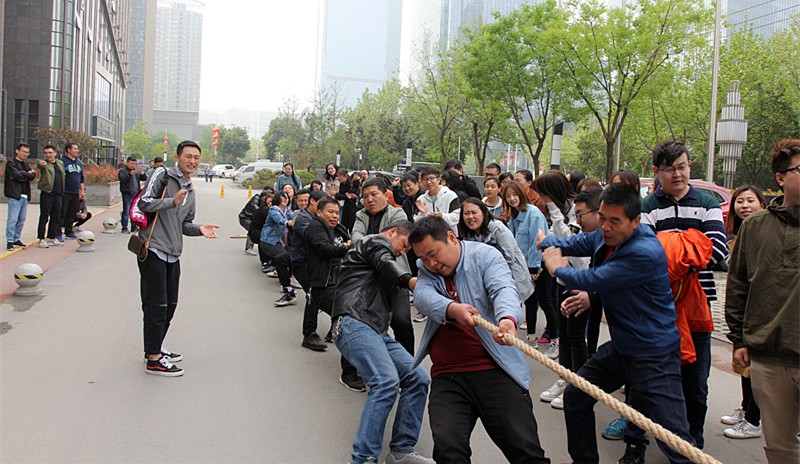 陕西EVO厅集团工会组织进行春季拔河角逐