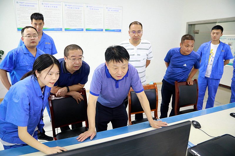 熊良虎在镇安污水处置厂调研时指出：以守护人民人民喝上干净的水、安心的水为启程点，助力打好碧水保卫战