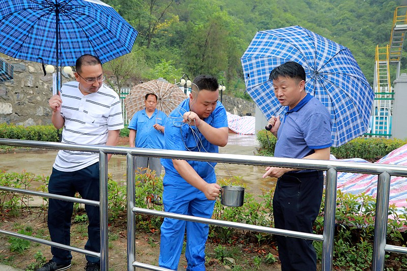 熊良虎在镇安污水处置厂调研时指出：以守护人民人民喝上干净的水、安心的水为启程点，助力打好碧水保卫战