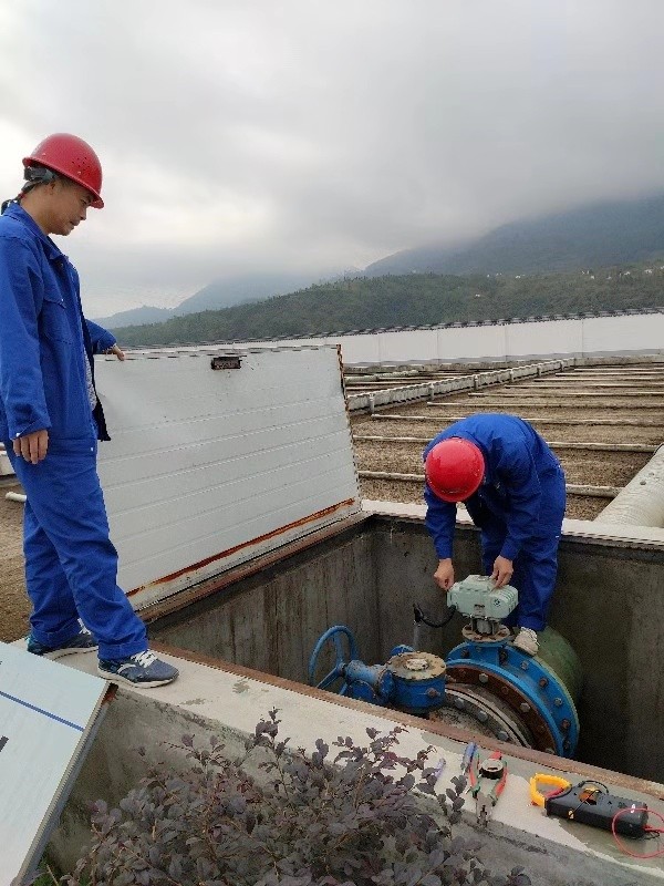 老人翻出大桥护栏欲轻生！危机时刻水环境公司职工一把拽住