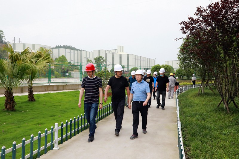 熊良虎在沉庆市中科大业集团调查时强调：对峙生态优先战术，想好生态经、走好扶贫路