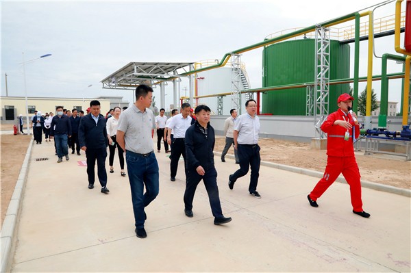 陕西EVO厅集团复工复产促增长项目观摩会议与会人员走进绿色能源公司油气公司水环境公司陕北片区项目