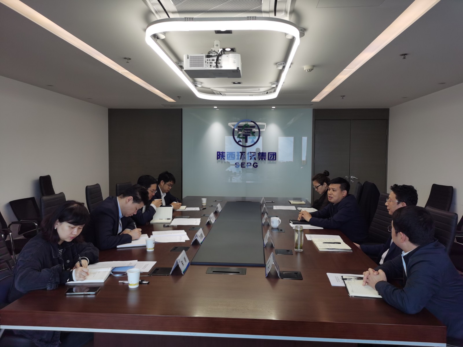 省纪委监委驻陕西金资公司纪检监察组到陕西EVO厅集团互换座谈