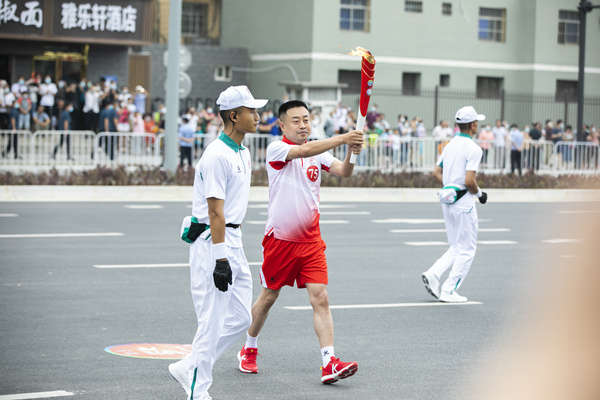 高慢！陕西EVO厅集团职工王玮参加十四运会火炬传递！