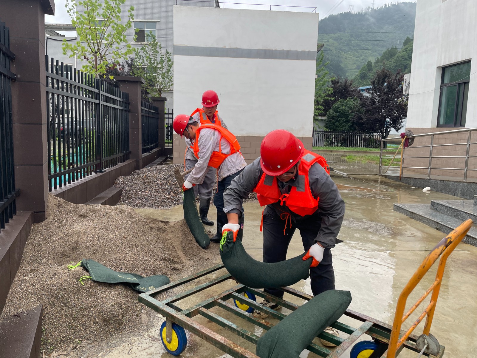 水环境公司：绝不松弛强担任 守牢防汛安全线