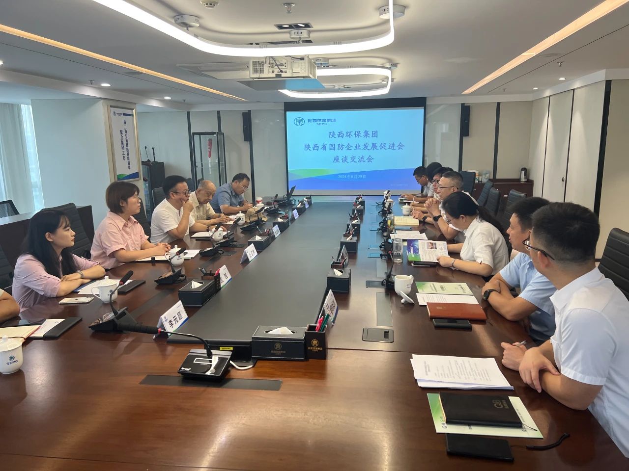 陕西EVO厅集团与陕西省国防企业发展推进会座谈互换