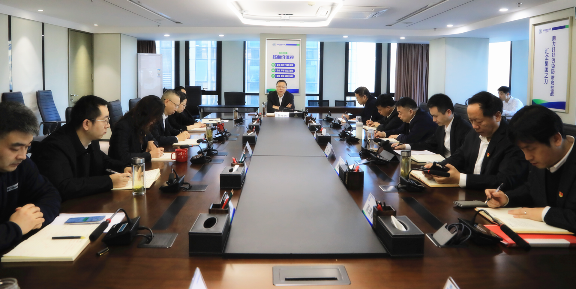 陕西EVO厅集团召开党委理论进建中心组2024年第12次进建（扩大）会议